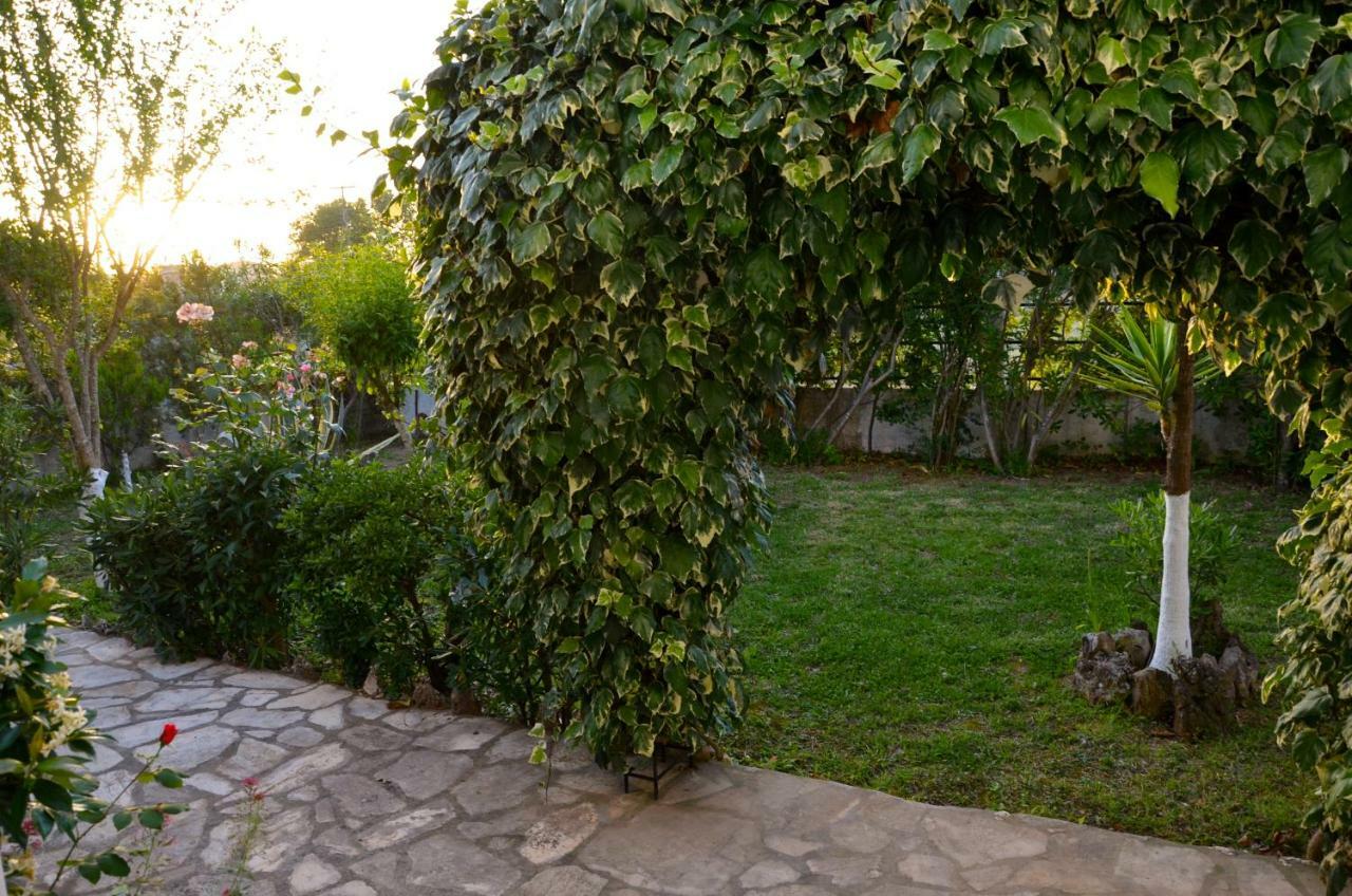 Kostas' Garden Apartamento Roda  Exterior foto